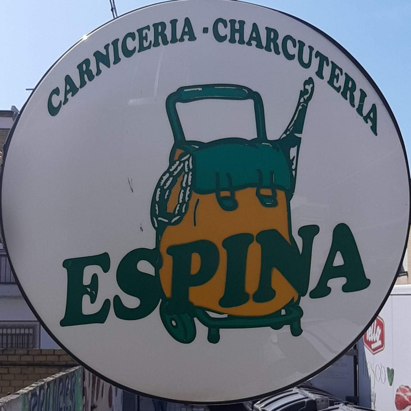 Tienen toda clase de carnes y chacinas, además, legumbres, salsas, aceites, sal, conservas, etc.