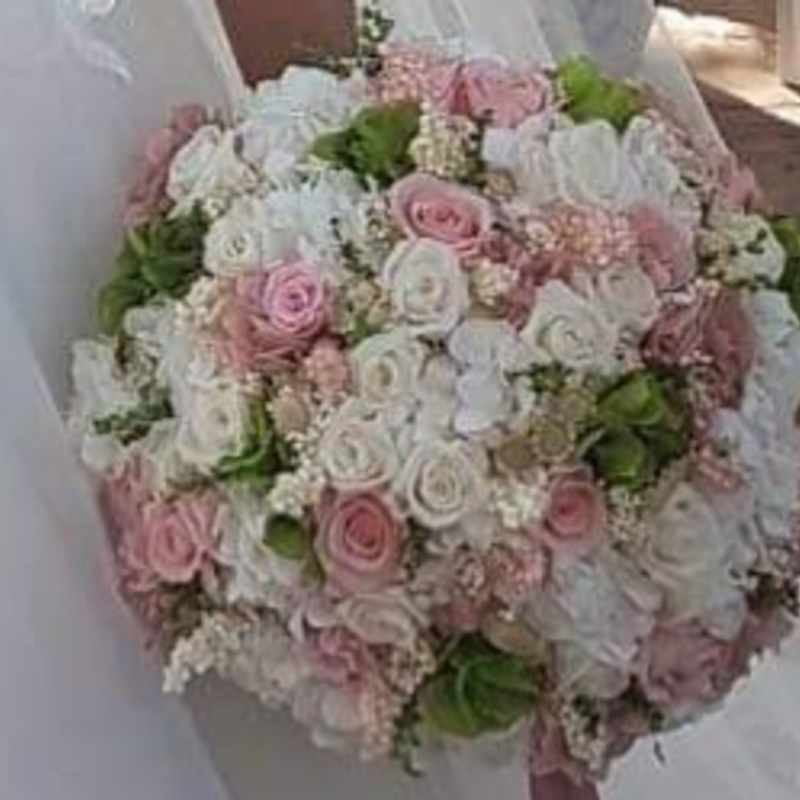 Somos especialistas en bodas y todo tipo de eventos. Disponemos de gran variedad de flores cortada, preservada y artificial, al igual que macetas naturales, artificiales para decorar el hogar, zona de exterior. Ramos de novias preservado o natural.