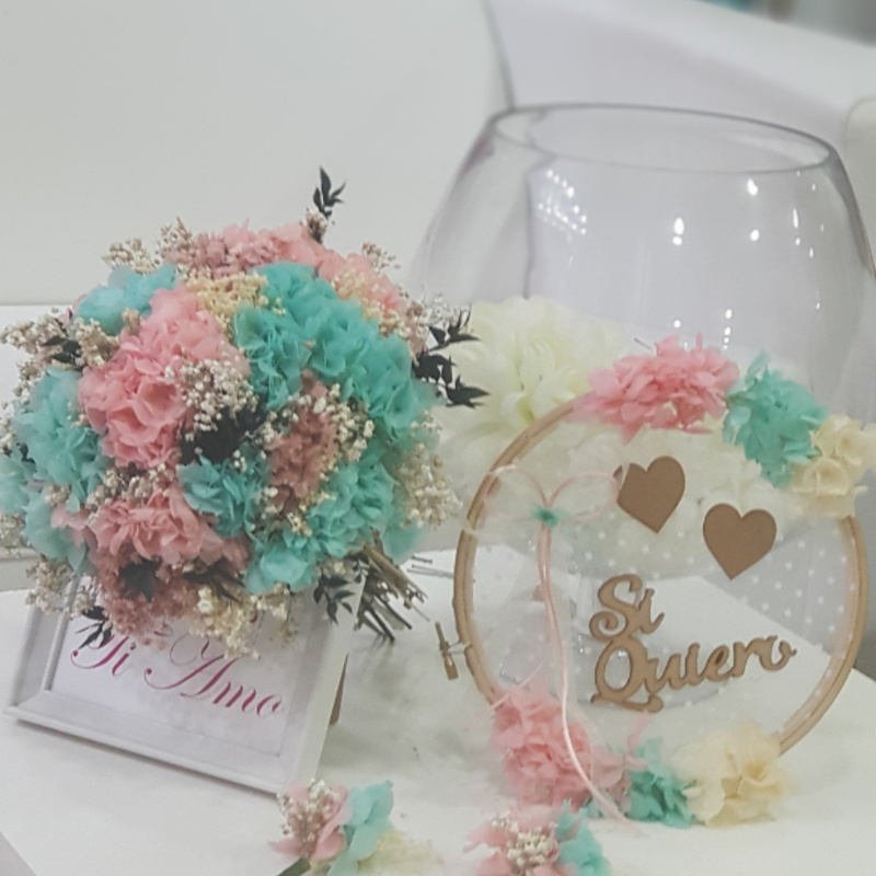 Somos especialistas en bodas y todo tipo de eventos. Disponemos de gran variedad de flores cortada, preservada y artificial, al igual que macetas naturales, artificiales para decorar el hogar, zona de exterior. Ramos de novias preservado o natural.