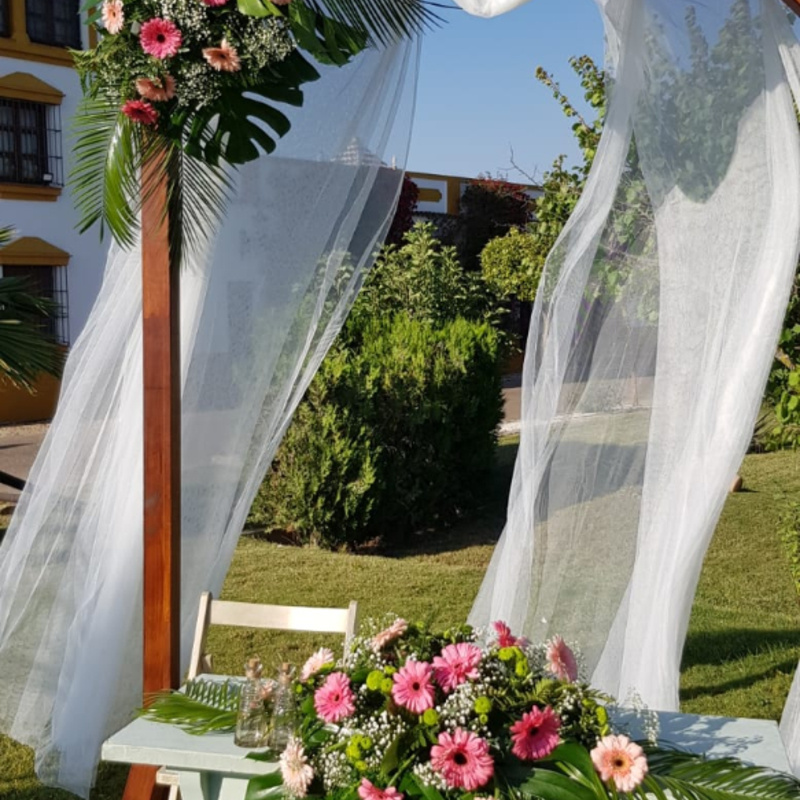 Somos especialistas en bodas y todo tipo de eventos. Disponemos de gran variedad de flores cortada, preservada y artificial, al igual que macetas naturales, artificiales para decorar el hogar, zona de exterior. Ramos de novias preservado o natural.