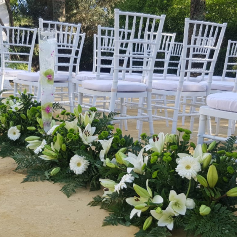 Somos especialistas en bodas y todo tipo de eventos. Disponemos de gran variedad de flores cortada, preservada y artificial, al igual que macetas naturales, artificiales para decorar el hogar, zona de exterior. Ramos de novias preservado o natural.