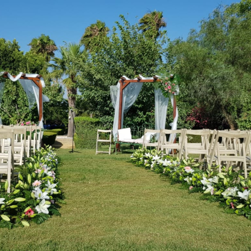 Somos especialistas en bodas y todo tipo de eventos. Disponemos de gran variedad de flores cortada, preservada y artificial, al igual que macetas naturales, artificiales para decorar el hogar, zona de exterior. Ramos de novias preservado o natural.