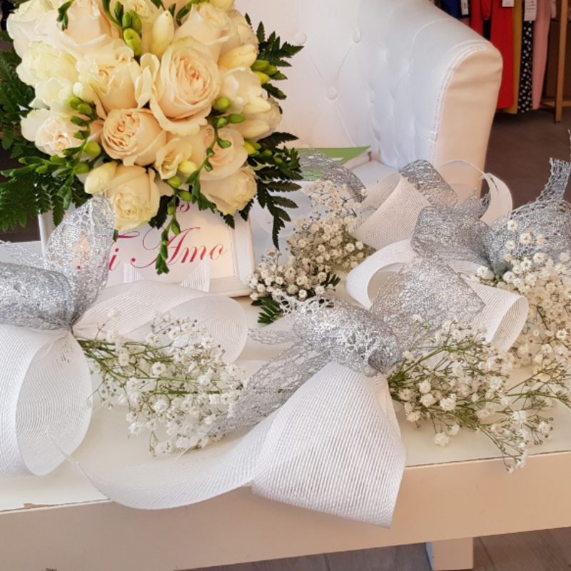 Somos especialistas en bodas y todo tipo de eventos. Disponemos de gran variedad de flores cortada, preservada y artificial, al igual que macetas naturales, artificiales para decorar el hogar, zona de exterior. Ramos de novias preservado o natural.