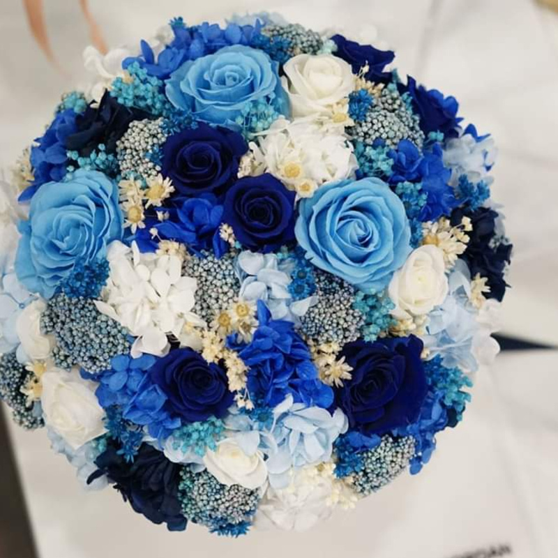 Somos especialistas en bodas y todo tipo de eventos. Disponemos de gran variedad de flores cortada, preservada y artificial, al igual que macetas naturales, artificiales para decorar el hogar, zona de exterior. Ramos de novias preservado o natural.