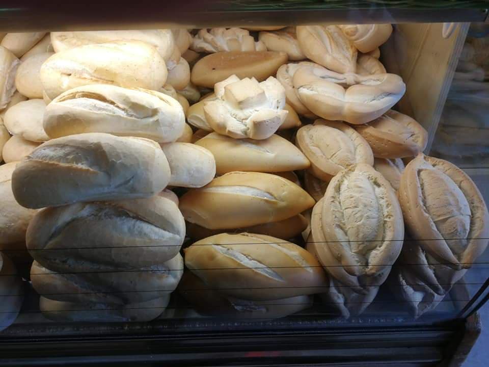 Esta tienda de alimentación cuenta también con pan, frutas, verduras y congelados.