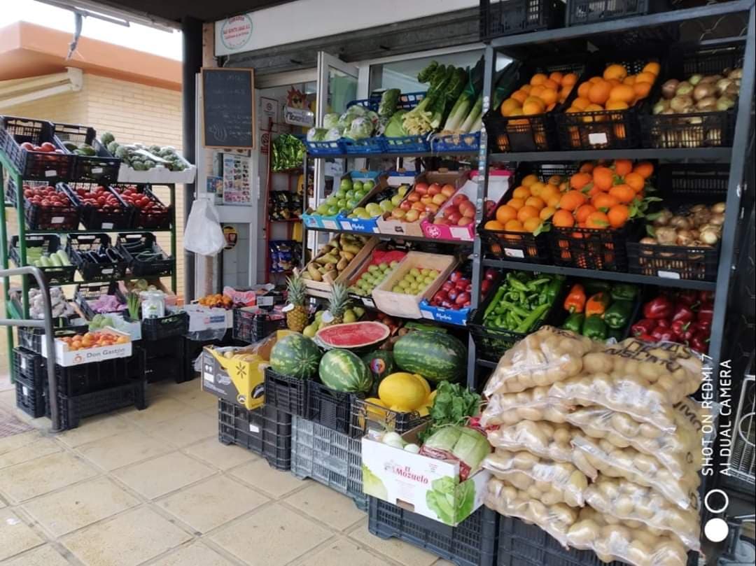 Esta tienda de alimentación cuenta también con pan, frutas, verduras y congelados.