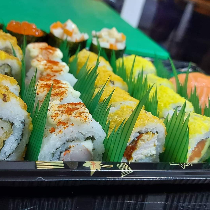 Ofrecemos una extensa carta donde destaca el sushi en prácticamente todas sus variedades y con sabores propios de TheCookPro hasta los más clásicos. Buscamos fusionar la gastronomía japonesa y la mediterránea. También tenemos otras especialidades japonesas como wok o yakisoba, así como bebidas de importación y postres japoneses entre los que destacan nuestros riquísimos mochis artesanos rellenos de mousse de oreo, chocolate blanco, tiramisú o vainilla.