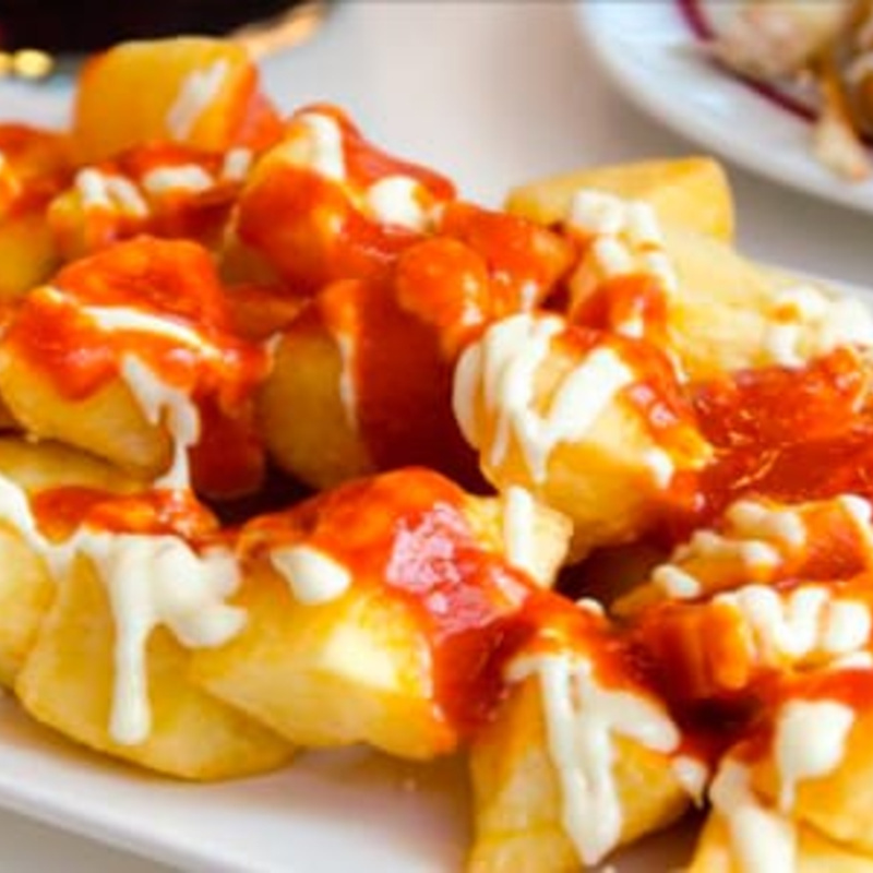 Cafetería, cervecería, especialidad en carnes a la brasa y desayunos. Disponemos de zona infantil y salón de celebraciones.