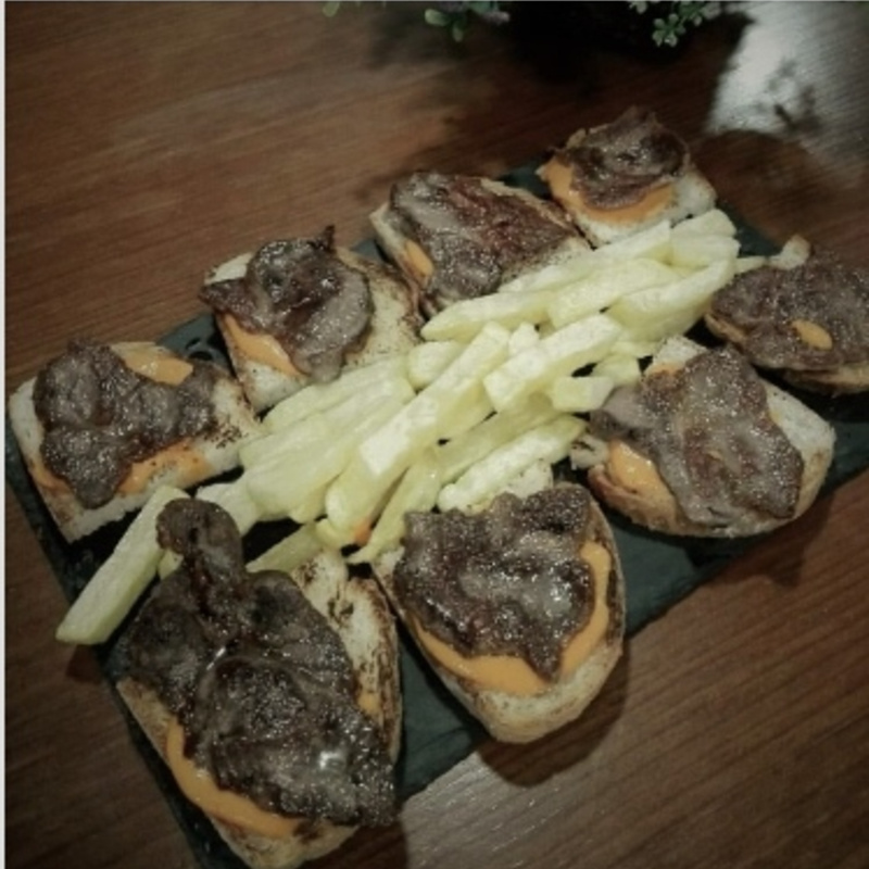 Comidas caseras y trato y ambiente familiar. Descubre en nuestra amplia carta lo mejor de la cocina mediterránea: carnes, pizzas artesanas, hamburguesas y platos combinados.  Somos el lugar ideal para disfrutar con tu familia o pareja de una deliciosa comida.