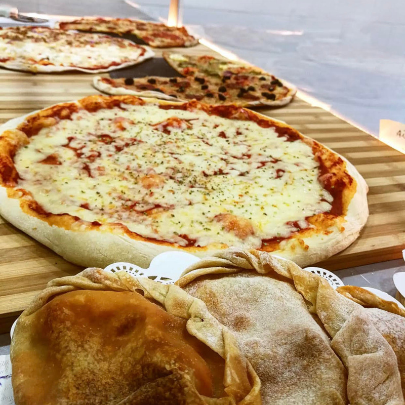 All Taglio es una empresa familiar que lleva en funcionamiento 3 años en San José de la Rinconada, donde nuestros productos se caracterizan por ser italianos importados, frescos traídos del mercado diariamente y artesanos ya que hacemos todo el proceso de producción para trasladaros a Italia sin salir de casa. Pagos por bizum al número 666923457.