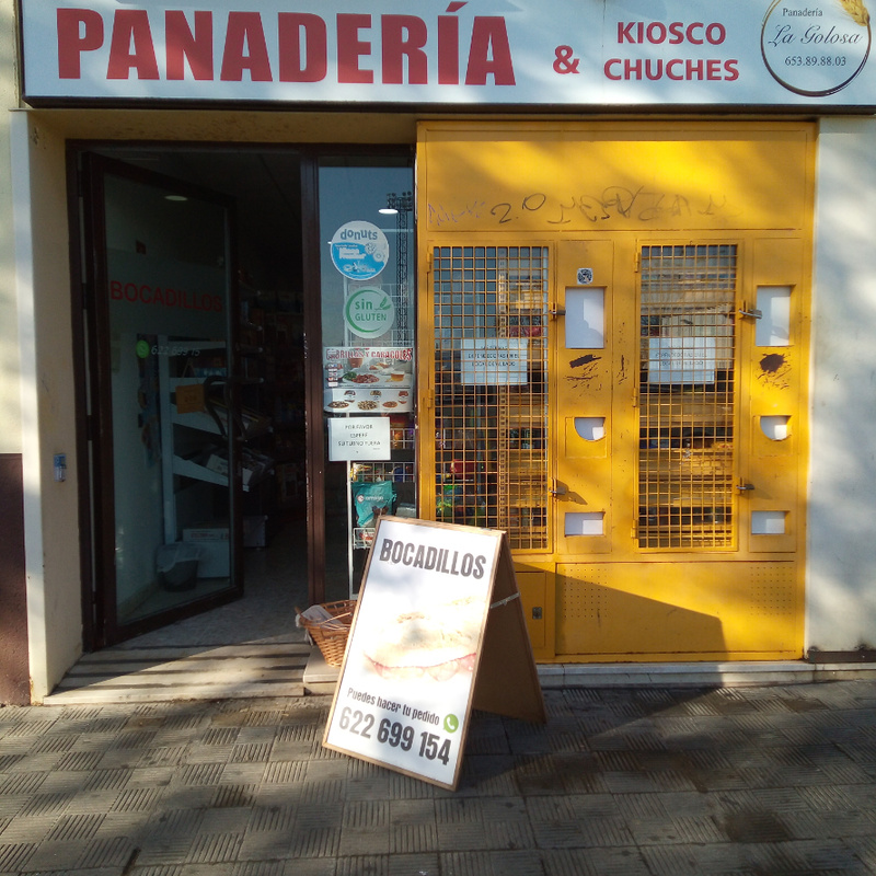 Pan diario precocido de La Parra y también  pan de CAZALLA DE LA SIERRA, además de pan sin gluten especial de maíz, golosinas, bebidas, aceite, chorizo y morcilla de la sierra y productos de droguería.