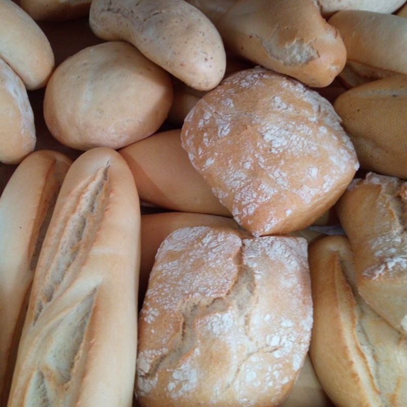 Pan diario precocido de La Parra y también  pan de CAZALLA DE LA SIERRA, además de pan sin gluten especial de maíz, golosinas, bebidas, aceite, chorizo y morcilla de la sierra y productos de droguería.