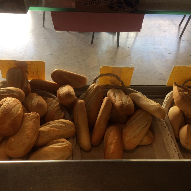 Todo tipo de pan recién horneado, bocadillos de charcutería, latas de refresco, desayunos y pastelería.
También otros productos de alimentación como aceitunas, legumbres, especias y miel.