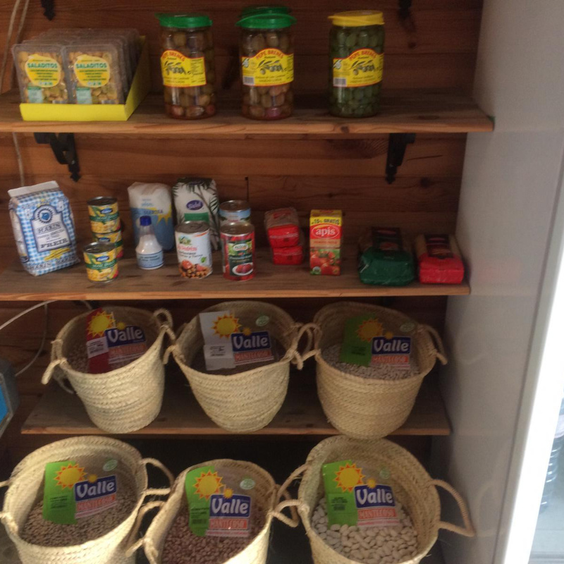 Todo tipo de pan recién horneado, bocadillos de charcutería, latas de refresco, desayunos y pastelería.
También otros productos de alimentación como aceitunas, legumbres, especias y miel.