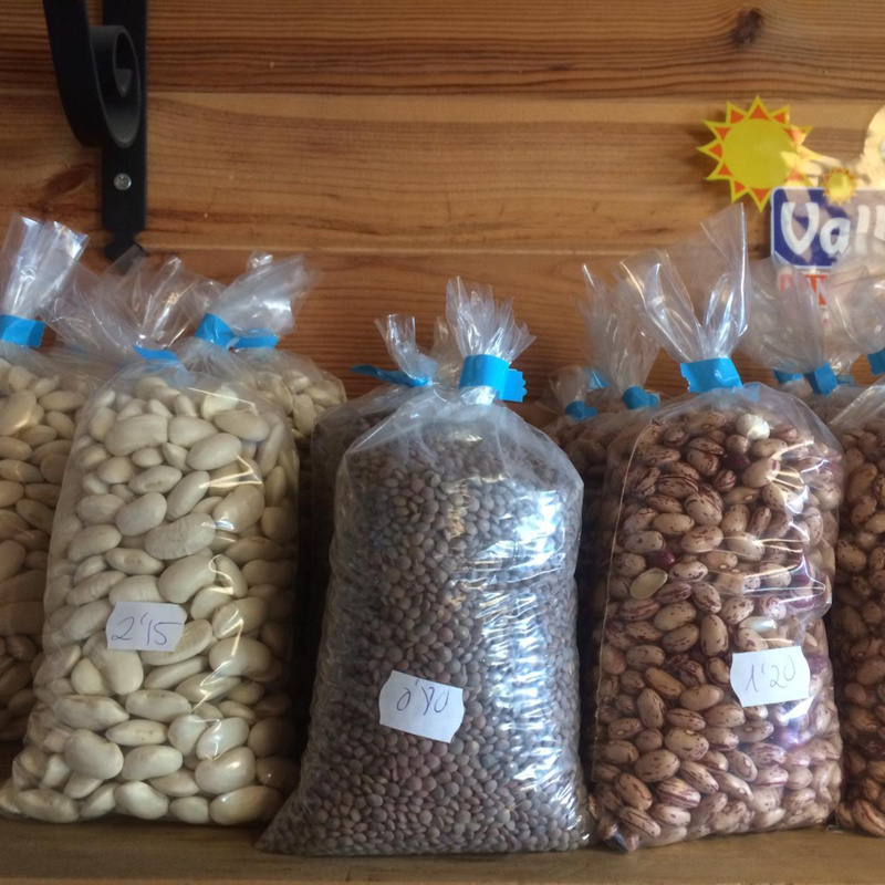 Todo tipo de pan recién horneado, bocadillos de charcutería, latas de refresco, desayunos y pastelería.
También otros productos de alimentación como aceitunas, legumbres, especias y miel.