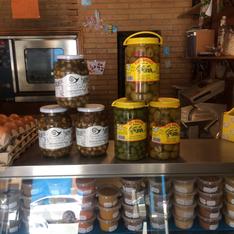 Todo tipo de pan recién horneado, bocadillos de charcutería, latas de refresco, desayunos y pastelería.
También otros productos de alimentación como aceitunas, legumbres, especias y miel.