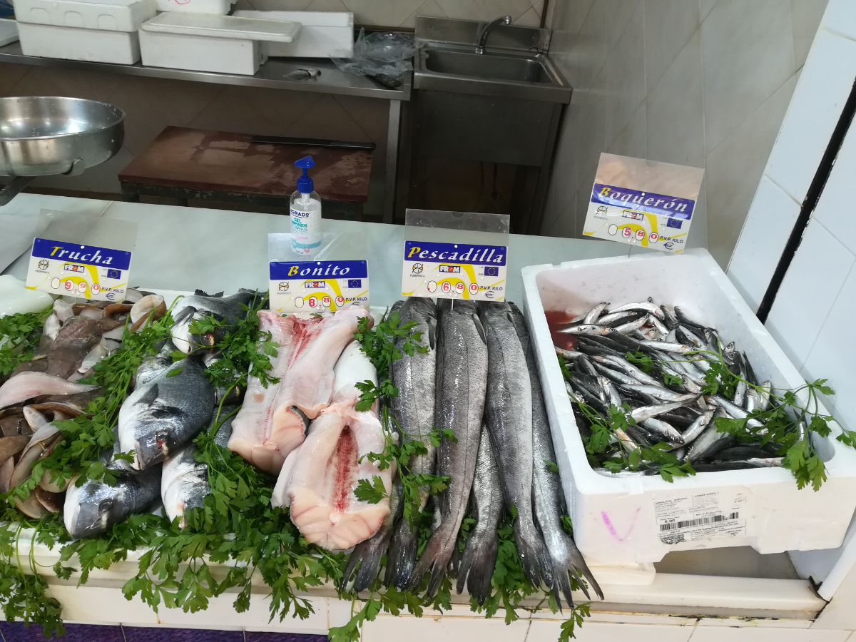 Variedad en pescado fresco y algunos congelados. Limpian el pescado si el cliente lo desea sin coste adicional.