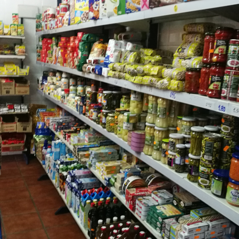 Tienda de ultramarinos, congelados, pan, chacina y otros productos de alimentación y droguería.