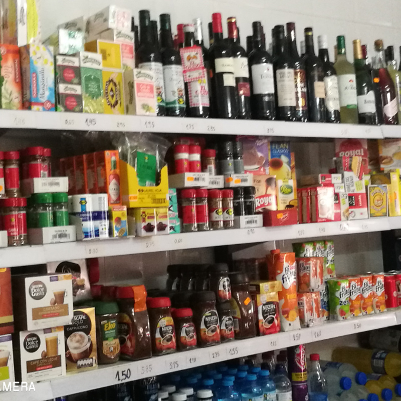 Tienda de ultramarinos, congelados, pan, chacina y otros productos de alimentación y droguería.