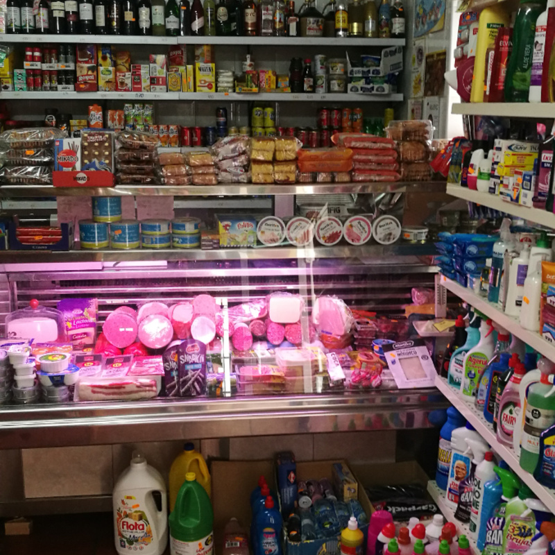 Tienda de ultramarinos, congelados, pan, chacina y otros productos de alimentación y droguería.