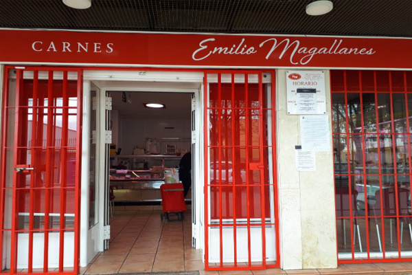 Emilio Magallanes es una empresa sevillana dedicada a la selección de los mejores productos de carnes, chacinas, quesos y productos de elaboración propia, con una gran experiencia, y consolidada en su zona de influencia. Son más de 25 años en los que, con la incorporación y utilización de las nuevas tecnologías, han hecho evolucionar las formas y métodos de trabajo, y el siempre y firme compromiso, de tener la máxima calidad en nuestros productos.
Desde aquí, le invitamos a degustar nuestros productos con todo su sabor, textura y aroma, para que descubra la calidad y satisfacción que proporcionan a todos nuestros clientes.
Si lo desea, todos nuestros productos pueden ser cortados a mano y envasados al vacío. Somos especialistas en dicho envasado.