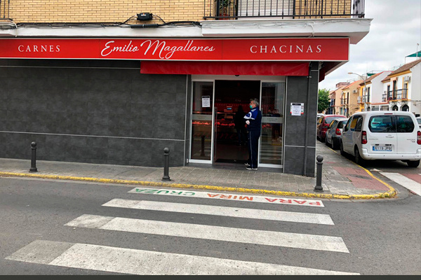 Emilio Magallanes es una empresa sevillana dedicada a la selección de los mejores productos de carnes, chacinas, quesos y productos de elaboración propia, con una gran experiencia, y consolidada en su zona de influencia. Son más de 25 años en los que, con la incorporación y utilización de las nuevas tecnologías, han hecho evolucionar las formas y métodos de trabajo, y el siempre y firme compromiso, de tener la máxima calidad en nuestros productos.
Desde aquí, le invitamos a degustar nuestros productos con todo su sabor, textura y aroma, para que descubra la calidad y satisfacción que proporcionan a todos nuestros clientes.
Si lo desea, todos nuestros productos pueden ser cortados a mano y envasados al vacío. Somos especialistas en dicho envasado.