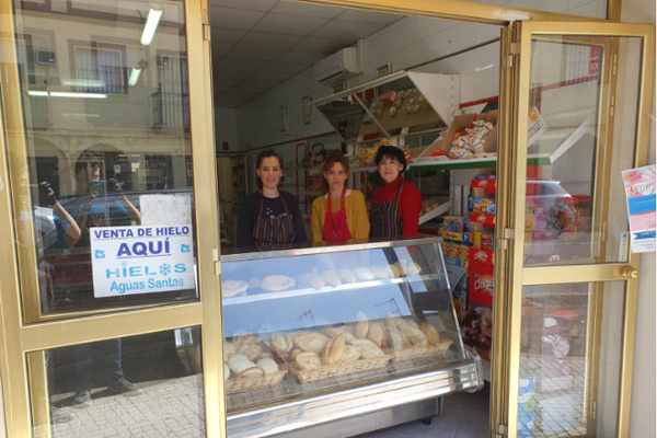 Este comercio, además de tienda de alimentación en la que encuentras pan, dulces, chacinas o bebidas, tiene comida casera para llevar. Cada día preparan un menú de 4 o 5 platos para que el cliente elija y lo deguste en casa.