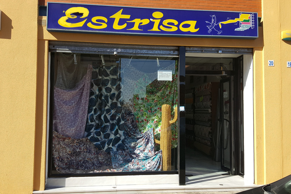 En Tejidos Estrisa llevamos al servicio de nuestros clientes más de 27 años ofreciéndoles todo tipo de tejidos de moda flamenca, infantil, cortinas... Todo ello al mejor precio y calidad.Y seguiremos haciéndolo con mucho gusto.