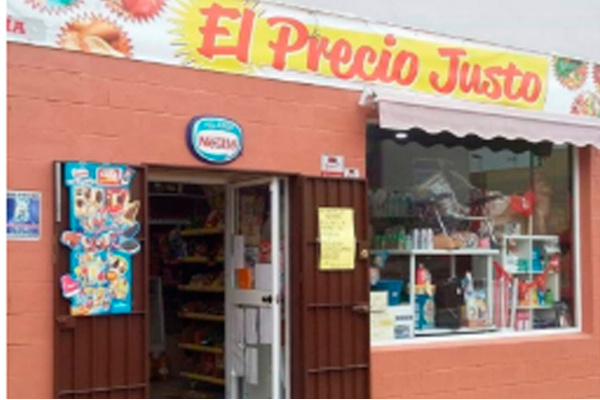 Mini supermercado, con todo tipo de panes, charcutería, frutería, productos de droguería, congelados,conservas, golosinas, etc