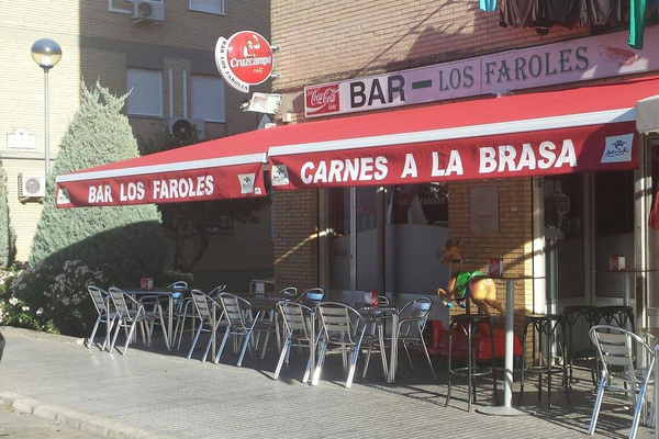 Desayunos, carnes a la brasa y tapas variadas.