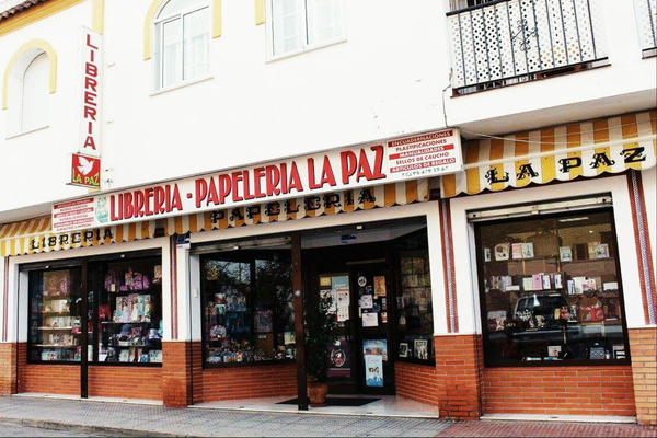 Venta de libros de infantil juvenil, adultos, best sellers, libros de texto y material complementario de todos los centros.
Venta de material escolar, material de oficina, fotocopias, manualidades, informática, juegos, puzzles y regalos.