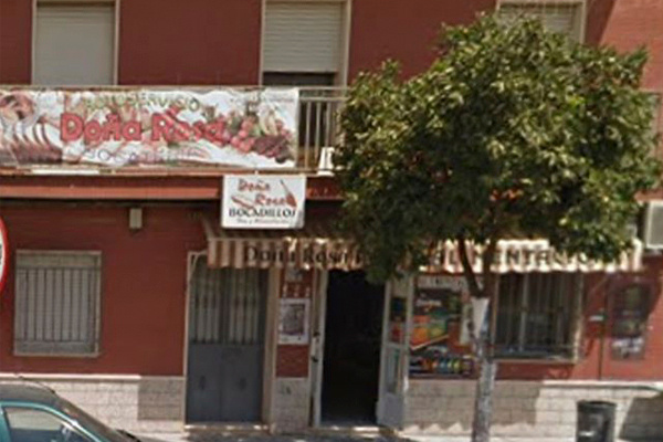 Mini supermercado, con todo tipo de panes, panes ecológicos de hogaza charcutería, chacinas sin gluten y sin lactosa, frutería, productos de droguería, congelados ,conservas, golosinas, etc