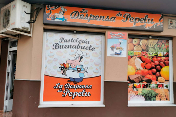 En la tienda, además de pan y chacinas encontrarás gran variedad de productos de alimentación.