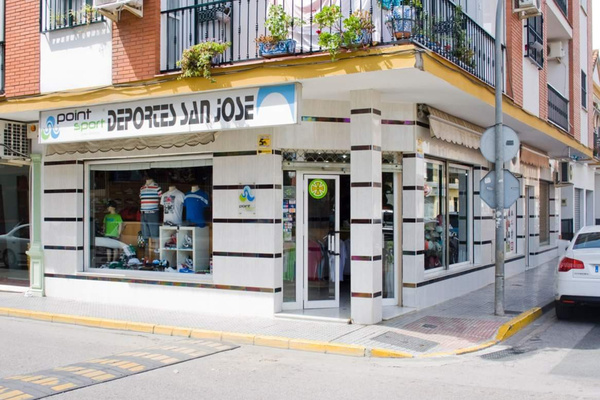 Tienda de deportes con mas de 30 años al servicio de nuestros clientes. Trabajamos con primeras marcas deportivas en calzado, textil y complementos. ¡¡Siempre disponemos de ofertas!!!