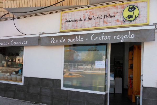 Tienda de alimentación en general, con pan de la sierra, chacinas ibéricas, huevos, conservas, bebidas, legumbre y chacina al corte.