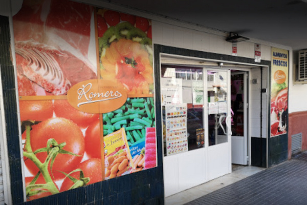 Carnes, chacinas, pan caliente, artículos de droguería y alimentación en general. Envasados al vacío y reparto a domicilio.