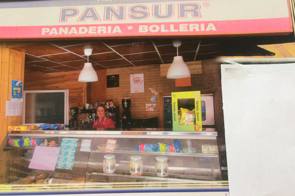 Todo tipo de pan recién horneado, bocadillos de charcutería, latas de refresco, desayunos y pastelería.
También otros productos de alimentación como aceitunas, legumbres, especias y miel.