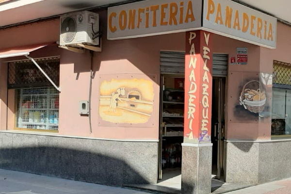 En este supermercado encuentras pan de pueblo y diario, chacina, droguería, pastelería, alimentación general, bebidas, lácteos, etc.