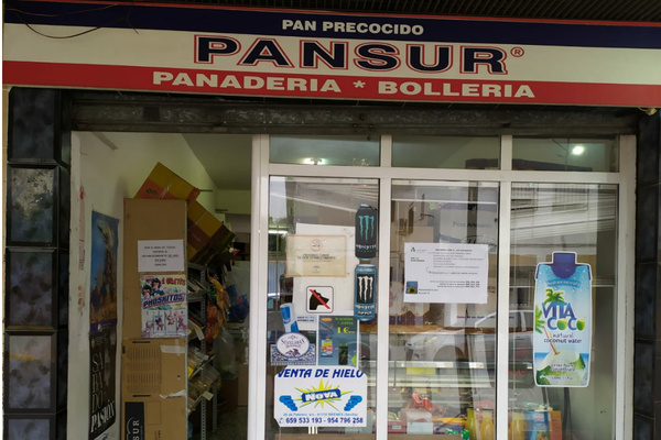 Aquí puedes encontrar pan precocido al horno, panes sin lactosa, chacinas al corte en paquetes, dulces (sin azúcar y sin gluten) y alimentación en general, además de artículos de droguería.